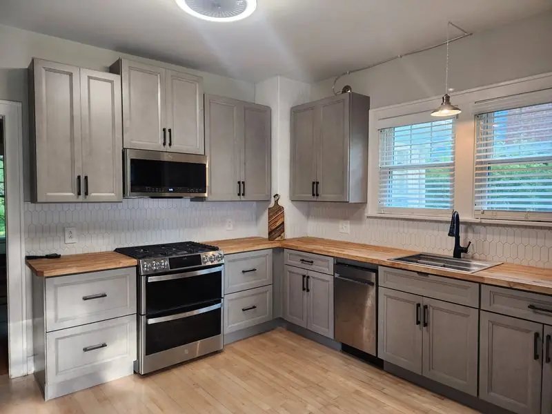 A customer kitchen finished in Oxford Mist cabinets